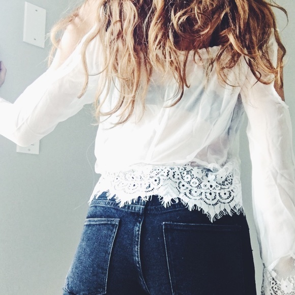 ‼️FINAL SALE‼️WHITE LACE TOP BOHO CROP TOP TASSELS - Picture 4 of 6
